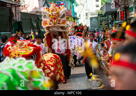 Macao, China. 22. Mai, 2018. Menschen führen betrunkene Dragon dance bei der Betrunkene Dragon Festival Geburtstag Buddhas in der South China Macau, 22. Mai 2018 zu feiern. Als ein Element der Chinesischen Nationalen immaterielles Kulturerbe anerkannt, die Betrunkenen Dragon Festival stammt aus einem Macau Legende von einem buddhistischen Mönch und einen göttlichen Drachen, Menschen von der Plage während der Qing Dynastie (1644-1911). Credit: Cheong kam Ka/Xinhua/Alamy leben Nachrichten Stockfoto