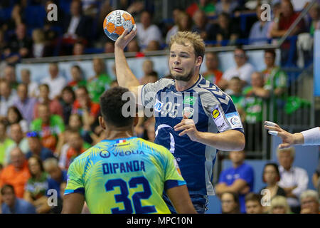 Magdeburg, Deutschland. 20 Mai, 2018. Magdeburg, Deutschland, 20. Mai 2018: EHF Cup Finale - Endrunde - 17/18 - Saint Raphael Var. Fuechse Berlin v. li. in Duellen Adrien Dipanda (Saint Raphael Var Handball) und Paul Fuechse Drux (Berlin) | Verwendung der weltweiten Kredit: dpa/Alamy leben Nachrichten Stockfoto