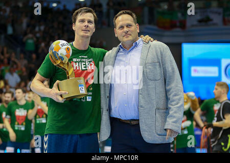 Magdeburg, Deutschland. 20 Mai, 2018. Magdeburg, Deutschland, 20. Mai 2018: EHF Cup Finale - Endrunde - 17/18 - Saint Raphael Var. Fuechse Berlin Hans Linderg (fuechse Berlin) endgültige Jubel/final Jubel/Emotion/Freude/geehrt die besten Spieler des Turniers | Verwendung der weltweiten Kredit: dpa/Alamy leben Nachrichten Stockfoto