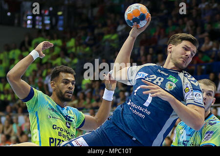 Magdeburg, Deutschland. 20 Mai, 2018. Magdeburg, Deutschland, 20. Mai 2018: EHF Cup Finale - Endrunde - 17/18 - Saint Raphael Var. Fuechse Berlin v. li. in Duellen Adrien Dipanda (Saint Raphaël Var Handball) und Erik Schmidt (fuechse Berlin) | Verwendung der weltweiten Kredit: dpa/Alamy leben Nachrichten Stockfoto