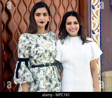 Mumbai, Indien. 21 Mai, 2018. Indische Schauspielerin Sonam Kapoor und Swara Bhaskar posieren für ein Foto bei der Förderung der Film ''Veere Di Hochzeit'' im Hotel Sun-n-Sand, Juhu in Mumbai. Credit: Azhar Khan/SOPA Images/ZUMA Draht/Alamy leben Nachrichten Stockfoto
