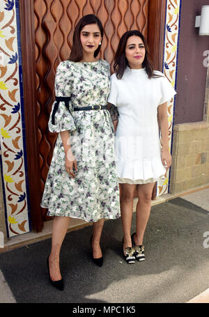 Mumbai, Indien. 21 Mai, 2018. Indische Schauspielerin Sonam Kapoor und Swara Bhaskar posieren für ein Foto bei der Förderung der Film ''Veere Di Hochzeit'' im Hotel Sun-n-Sand, Juhu in Mumbai. Credit: Azhar Khan/SOPA Images/ZUMA Draht/Alamy leben Nachrichten Stockfoto