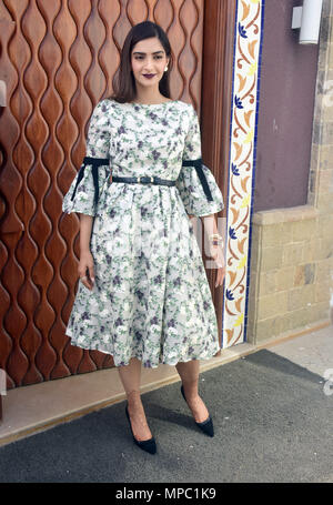 Mumbai, Indien. 21 Mai, 2018. Indische Schauspielerin Sonam Kapoor posieren für ein Foto bei der Förderung der Film ''Veere Di Hochzeit'' im Hotel Sun-n-Sand, Juhu in Mumbai. Credit: Azhar Khan/SOPA Images/ZUMA Draht/Alamy leben Nachrichten Stockfoto