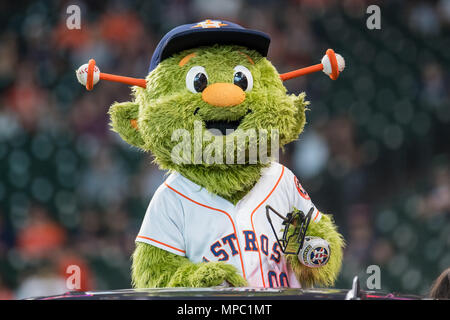 19. Mai 2018: Houston Astros Maskottchen Orbit bei einem Major League Baseball Spiel zwischen den Houston Astros und die Cleveland Indians im Minute Maid Park in Houston, TX. Cleveland gewann das Spiel 5 zu 4... Trask Smith/CSM Stockfoto