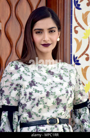 Mumbai, Maharashtra, Indien. 21 Mai, 2018. Indische Schauspielerin Sonam Kapoor posieren für ein Foto bei der Förderung der Film ''Veere Di Hochzeit'' im Hotel Sun-n-Sand, Juhu Mumbai, am 21. Mai 2018. Azhar Khan/ZUMA Drücken Sie Credit: Azhar Khan/ZUMA Draht/Alamy leben Nachrichten Stockfoto
