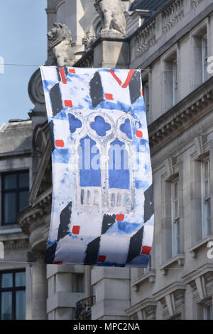 Regent Street, London, UK. 22. Mai 2018. Die Königliche Akademie Kommissionen Künstler zu Fahnen der 250. Jahrestag zu feiern. Artist Joe Tilson RA. Quelle: Matthew Chattle/Alamy leben Nachrichten Stockfoto