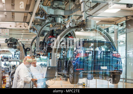 08.05.2017, Sachsen, Dresden: Mitarbeiter der Volkswagen AG, die in der Gläsernen Manufaktur Dresden bei der Produktion des neuen Golf. Foto: Juergen Loesel/dpa-Zentralbild/ZB | Verwendung weltweit Stockfoto