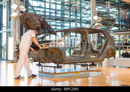 08.05.2017, Sachsen, Dresden: Mitarbeiter der Volkswagen AG, die in der Gläsernen Manufaktur Dresden bei der Produktion des neuen Golf. Foto: Juergen Loesel/dpa-Zentralbild/ZB | Verwendung weltweit Stockfoto