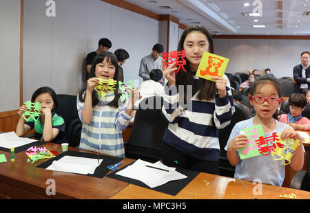 Seoul, Südkorea. 22. Mai, 2018. Kinder nehmen an einer Aktivität für die multikulturellen Familien in Seoul, Südkorea, 22. Mai 2018. Die Abteilung für Internationale Studien und Konfuzius Institut der Hankuk University ausländischer Studien zusammen mit Dongdaemum multikulturelle Familie Support Center hielten gemeinsam eine Mitteilung Aktivität für die multikulturellen Familien in Seoul Dienstag Kinder in diesen Familien zu helfen, die in der Mutter oder des Vaters in der Heimat Kultur eingeschaltet werden. Credit: Wang Jingqiang/Xinhua/Alamy leben Nachrichten Stockfoto