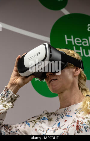 Brentwood 22. Mai 2018 im Rahmen der Demenz Aktionswoche! Zu Hause, ein Care Organisation unter Beweis gestellt, die "durch Demenz "Virtual Reality Headset zu Fuß, um zu zeigen, wie es ist, das Leben mit Demenz vom Alzheimer's Research UK Credit Ian Davidson/Alamy Leben Nachrichten vorgestellt Stockfoto