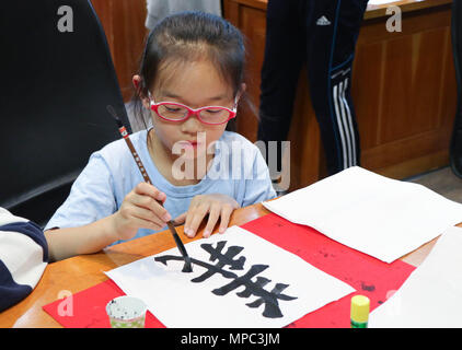 Seoul, Südkorea. 22. Mai, 2018. Ein Mädchen nimmt an einer Aktivität für die multikulturellen Familien in Seoul, Südkorea, 22. Mai 2018. Die Abteilung für Internationale Studien und Konfuzius Institut der Hankuk University ausländischer Studien zusammen mit Dongdaemum multikulturelle Familie Support Center hielten gemeinsam eine Mitteilung Aktivität für die multikulturellen Familien in Seoul Dienstag Kinder in diesen Familien zu helfen, die in der Mutter oder des Vaters in der Heimat Kultur eingeschaltet werden. Credit: Wang Jingqiang/Xinhua/Alamy leben Nachrichten Stockfoto