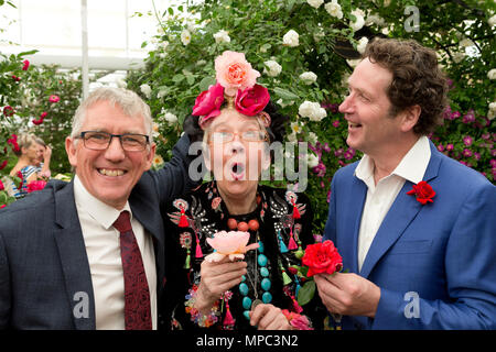 London, Großbritannien. 21. Mai 2018. Oben kommen Rosen ... Baumschule Manager Ian Limmer, Links, mit Diarmuid Gavin Holding'Ely Cathedral' mit Su Pollard Holding duftenden Celebration' zwei neue Rose auf der Chelsea Flower Show von Peter Beales Rosen eingeführt. Das Unternehmen erhielt ihren 25 Gold Medaille, während ihr 50-jähriges Bestehen feiert. Credit: Keith mindham/Alamy leben Nachrichten Stockfoto