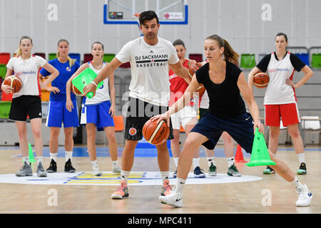 Prag, Tschechische Republik. 22. Mai, 2018. Trainer DJ Sackmann (mit Ball) Züge nationale Basketball der Tschechischen Republik Frauen Team während des Tages für Medien in Prag, Tschechische Republik, 22. Mai 2018. Am Recht ist Basketballspieler Katerina Elhotova. Quelle: Michal Kamaryt/CTK Photo/Alamy leben Nachrichten Stockfoto