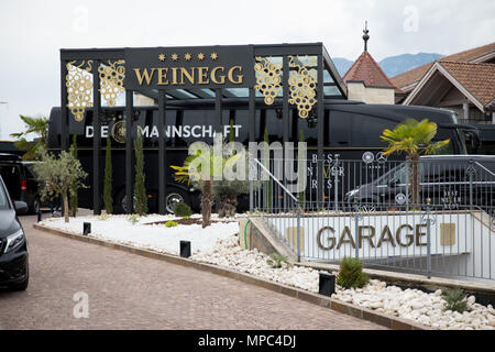 22. Mai 2018, Italien, Eppan: Das team Bus und weitere team Fahrzeuge sind außerhalb des Teams Hotel Weinegg" geparkt. Die deutsche Fußball-Nationalmannschaft für die Weltmeisterschaft 2018 in Russland bereiten auf ihr Trainingslager in der Nähe von Bozen von 23. Mai bis 07. Juni 2018. Foto: Christian Charisius/dpa Stockfoto