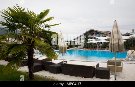 22. Mai 2018, Italien, Eppan: Liegestühle und einen Pool im Garten des Teams Hotel Weinegg". Die deutsche Fußball-Nationalmannschaft für die Weltmeisterschaft 2018 in Russland bereiten auf ihr Trainingslager in der Nähe von Bozen von 23. Mai bis 07. Juni 2018. Foto: Christian Charisius/dpa Stockfoto