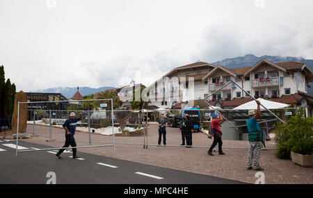 22. Mai 2018, Italien, Eppan: Arbeiter ein Zaun außerhalb des Teams Hotel Weinegg". Die deutsche Fußball-Nationalmannschaft für die Weltmeisterschaft 2018 in Russland bereiten auf ihr Trainingslager in der Nähe von Bozen von 23. Mai bis 07. Juni 2018. Foto: Christian Charisius/dpa Stockfoto