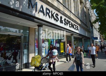 Ein Zweig von Marks und Spencer in der Holloway Road, North London. M&S haben angekündigt, dass dieser Store schließen als Teil einer Kostensenkung auf den Plan. Stockfoto