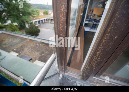 16. Mai 2018, Plochingen, Deutschland: Der Lack blättert ab die Fensterrahmen des Gymnasiums Plochingen. Der Städtetag fordert mehr Geld die Geschätzte vier Milliarden Euro rehabilitation Rückstand an den Schulen im Südwesten Foto zu verringern: Marijan Murat/dpa Stockfoto