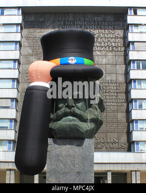 22. Mai 2018, Deutschland, Chemnitz: Eine aufblasbare Top hat auf der Oberseite des Marx Monument. Auf seinem 200. Geburtstag, Marx in der Lage war zu sprechen, jetzt trägt er einen Hut: Seit Dienstag, den Karl-Marx-Monument wurde Werbung für die 'Hutfestival' (lit. Hut Festival) mit einem riesigen aufblasbaren Top hat. Foto: Martin Kloth/dpa-Zentralbild/dpa Quelle: dpa Picture alliance/Alamy leben Nachrichten Stockfoto