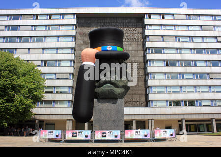 22. Mai 2018, Deutschland, Chemnitz: Eine aufblasbare Top hat auf der Oberseite des Marx Monument. Auf seinem 200. Geburtstag, Marx in der Lage war zu sprechen, jetzt trägt er einen Hut: Seit Dienstag, den Karl-Marx-Monument wurde Werbung für die 'Hutfestival' (lit. Hut Festival) mit einem riesigen aufblasbaren Top hat. Foto: Martin Kloth/dpa-Zentralbild/dpa Quelle: dpa Picture alliance/Alamy leben Nachrichten Stockfoto