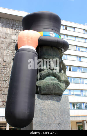 22. Mai 2018, Deutschland, Chemnitz: Eine aufblasbare Top hat auf der Oberseite des Marx Monument. Auf seinem 200. Geburtstag, Marx in der Lage war zu sprechen, jetzt trägt er einen Hut: Seit Dienstag, den Karl-Marx-Monument wurde Werbung für die 'Hutfestival' (lit. Hut Festival) mit einem riesigen aufblasbaren Top hat. Foto: Martin Kloth/dpa-Zentralbild/dpa Quelle: dpa Picture alliance/Alamy leben Nachrichten Stockfoto