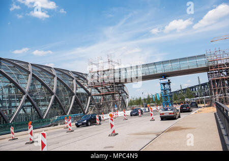 22. Mai 2018, Deutschland, Hamburg: Der Skywalk am Elbbruecken (lit. Elb river Bridges) Station in der HafenCity. Den Fußgängertunnel aus Glas war am Wochenende integriert. In Zukunft soll die U-Bahn Station mit der S-Bahn Station Elbbruecken zu verbinden. Foto: Daniel Bockwoldt/dpa Stockfoto