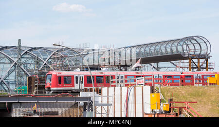 22. Mai 2018, Deutschland, Hamburg: Der Skywalk am Elbbruecken (lit. Elb river Bridges) Station in der HafenCity. Den Fußgängertunnel aus Glas war am Wochenende integriert. In Zukunft soll die U-Bahn Station mit der S-Bahn Station Elbbruecken zu verbinden. Foto: Daniel Bockwoldt/dpa Stockfoto