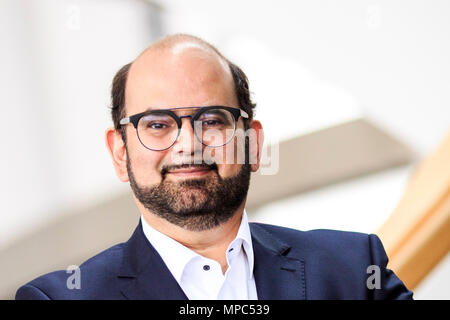 16. Mai 2018, Deutschland, Erfurt: Myron Michailidis, zukünftige Generalmusikdirektor des Theaters Erfurt, steht im Treppenhaus nach der Pressekonferenz über das Programm des Philharmonischen Orchesters. Der griechische Dirigent seine Klavier und Dirigent Studien in Athen und Berlin durchgeführt. Foto: Carsten Koall/dpa-Zentralbild/dpa Stockfoto