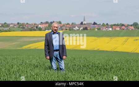 03. Mai 2018, Deutschland, Ottenstein: Bürgermeister Manfred Weiner steht am Ortsrand von seiner Gemeinschaft. Menschen, die in Ottenstein im Landkreis Holzminden zu errichten wollen, haben noch nichts für das Grundstück zu zahlen. Seit 2015 hat die Gemeinschaft verspricht Land kostenlos an junge Familien. Dabei wird die 950 - Bürger - Dorf Pläne zur Bekämpfung der sinkenden Zahl der Einwohner. Foto: Julian Stratenschulte/dpa Stockfoto