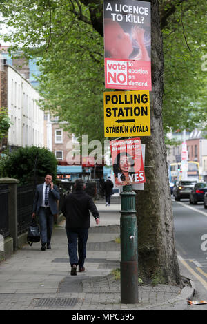 Dublin, Irland. 22. Mai 2018. Ein Zeichen für eine lokale Wahllokal ist zwischen den beiden gegnerischen Seiten Poster im Stadtzentrum von Dublin heute gesehen vor diesem Freitag im Referendum über die Frage, ob die Achte Änderung der irischen Verfassung Umgang mit Abtreibung aufzuheben. Credit: Laura Hutton/Alamy leben Nachrichten Stockfoto