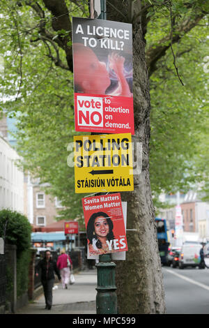 Dublin, Irland. 22. Mai 2018. Ein Zeichen für eine lokale Wahllokal ist zwischen den beiden gegnerischen Seiten Poster im Stadtzentrum von Dublin heute gesehen vor diesem Freitag im Referendum über die Frage, ob die Achte Änderung der irischen Verfassung Umgang mit Abtreibung aufzuheben. Credit: Laura Hutton/Alamy leben Nachrichten Stockfoto