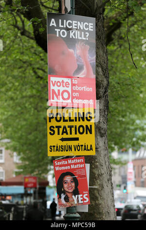 Dublin, Irland. 22. Mai 2018. Ein Zeichen für eine lokale Wahllokal ist zwischen den beiden gegnerischen Seiten Poster im Stadtzentrum von Dublin heute gesehen vor diesem Freitag im Referendum über die Frage, ob die Achte Änderung der irischen Verfassung Umgang mit Abtreibung aufzuheben. Credit: Laura Hutton/Alamy leben Nachrichten Stockfoto