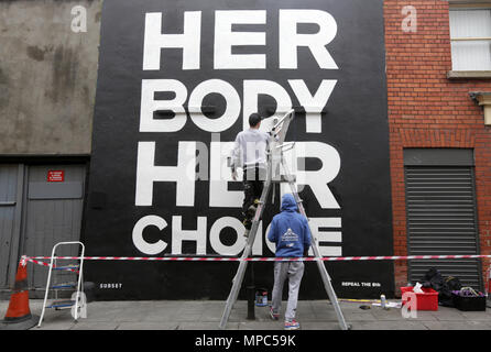 Dublin, Irland. 22. Mai 2018. Der letzte Schliff sind zu einem pro-choice-Wandbild, Artist collective ubset', im Stadtzentrum von Dublin heute vor diesem Freitag im Referendum über die Frage, ob die Achte Änderung der irischen Verfassung Umgang mit Abtreibung aufzuheben. Credit: Laura Hutton/Alamy leben Nachrichten Stockfoto