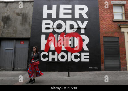 Dublin, Irland. 22. Mai 2018. Eine Frau übergibt eine pro-choice-Wandbild, nach Künstler collective ubset', im Stadtzentrum von Dublin heute vor diesem Freitag im Referendum über die Frage, ob die Achte Änderung der irischen Verfassung Umgang mit Abtreibung aufzuheben. Credit: Laura Hutton/Alamy leben Nachrichten Stockfoto