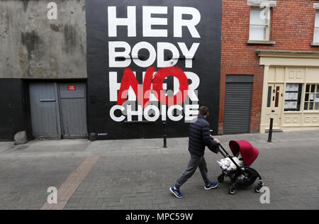 Dublin, Irland. 22. Mai 2018. Ein Mann treibt ein Buggy übergibt eine pro-choice-Wandbild, nach Künstler collective ubset', im Stadtzentrum von Dublin heute vor diesem Freitag im Referendum über die Frage, ob die Achte Änderung der irischen Verfassung Umgang mit Abtreibung aufzuheben. Credit: Laura Hutton/Alamy leben Nachrichten Stockfoto