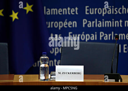 Brüssel, Belgien. Mai 22th, 2018. Facebook CEO Mark Zuckerberg schüttelt Hände mit dem Präsidenten des Europäischen Parlaments Antonio Tajani im Europäischen Parlament. Alexandros Michailidis/Alamy leben Nachrichten Stockfoto