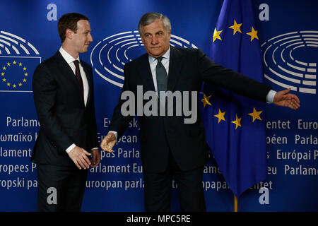 Brüssel, Belgien. Mai 22th, 2018. Facebook CEO Mark Zuckerberg schüttelt Hände mit dem Präsidenten des Europäischen Parlaments Antonio Tajani im Europäischen Parlament. Alexandros Michailidis/Alamy leben Nachrichten Stockfoto