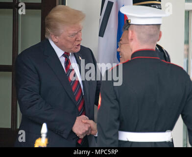 Präsidenten der Vereinigten Staaten Donald J. Trumpf begrüßt Präsident Moon Jae-in von Südkorea für Gespräche im Weißen Haus in Washington, DC am Dienstag, den 22. Mai 2018. Die beiden Führer treffen sich im Vorfeld der geplanten Gipfel Präsident ist Trumpf mit Kim Jung-un von Nordkorea, ist vorläufig für 12. Juni geplant, 2018 in Singapur. Credit: Ron Sachs/CNP Stockfoto