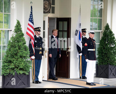 Präsidenten der Vereinigten Staaten Donald J. Trumpf entsteht aus dem Weißen Haus Präsident Moon Jae-in von Südkorea für Gespräche im Weißen Haus in Washington, DC am Dienstag, den 22. Mai 2018. Die beiden Führer treffen sich im Vorfeld der geplanten Gipfel Präsident ist Trumpf mit Kim Jung-un von Nordkorea, ist vorläufig für 12. Juni geplant, 2018 in Singapur. Credit: Ron Sachs/CNP Stockfoto