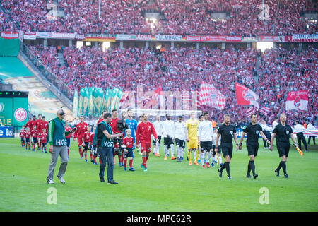 Berlin, Deutschland. 20 Mai, 2018. Eingabe der Mannschaften in das Stadion, vollständige Abbildung, DFB-Pokal Finale FC Bayern München (M) - Eintracht Frankfurt (F) 1:3 im Olympiastadion in Berlin am 19.05.2018. | Verwendung der weltweiten Kredit: dpa/Alamy leben Nachrichten Stockfoto