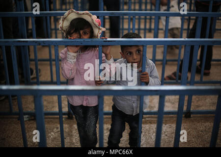 Idlib, Syrien. 22. Mai, 2018. Syrische Flüchtlinge in der Türkei lebenden Kinder warten auf Eingang Genehmigungen erhalten zurück in Syrien zu überqueren, um die muslimischen Feiertag des Eid al-Fitr zu verbringen, bei Bab al-Hawa Grenzübergang an der Grenze in Syrian-Turkish Idlib, Syrien, 22. Mai 2018. Credit: Anas Alkharboutli/dpa/Alamy leben Nachrichten Stockfoto