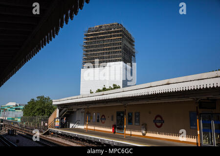 London, Großbritannien. 22. Mai, 2018. Plastikplanen verbirgt sich teilweise Grenfell Tower. Die Grenfell Turm Anfrage, eine unabhängige, öffentliche Untersuchung der Umstände bis zum und rund um das Grenfell Turm Brand am 14. Juni 2017 in London gestern geöffnet, die zu untersuchen. Credit: Mark Kerrison/Alamy leben Nachrichten Stockfoto