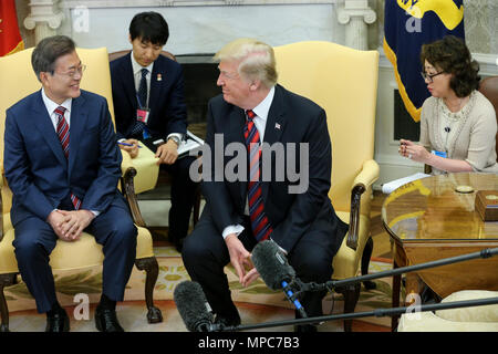 Präsidenten der Vereinigten Staaten Donald J. Trumpf und südkoreanischen Präsidenten Moon Jae-in reagieren bei einem Treffen im Oval Office des Weißen Hauses am 22. Mai 2018 in Washington, DC. Credit: Oliver Contreras/Pool über CNP/MediaPunch Stockfoto