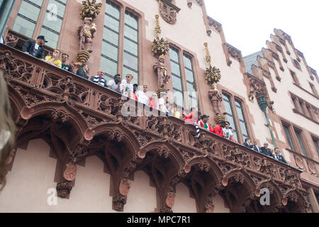 Die Frankfurter Mannschaft steht auf dem Balkon des Roemers und feiert den Cup Sieg, Jubel, Jubel, Jubeln, Freude, Jubel, Feiern, DFB Pokal, Eintracht Frankfurt (F) auf dem Roemerberg in Frankfurt am 20.05.2018. | Verwendung weltweit Stockfoto