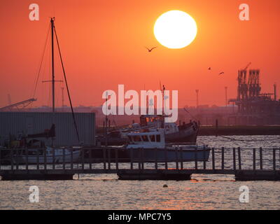 Queenborough, Kent, UK. 22. Mai, 2018. UK Wetter: Heute abend sonnenuntergang in Queenborough, Kent. Credit: James Bell/Alamy leben Nachrichten Stockfoto