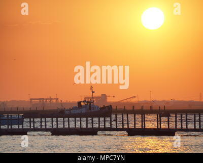 Queenborough, Kent, UK. 22. Mai, 2018. UK Wetter: Heute abend sonnenuntergang in Queenborough, Kent. Credit: James Bell/Alamy leben Nachrichten Stockfoto