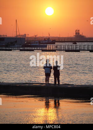 Queenborough, Kent, UK. 22. Mai, 2018. UK Wetter: Heute abend sonnenuntergang in Queenborough, Kent. Credit: James Bell/Alamy leben Nachrichten Stockfoto