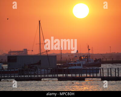 Queenborough, Kent, UK. 22. Mai, 2018. UK Wetter: Heute abend sonnenuntergang in Queenborough, Kent. Credit: James Bell/Alamy leben Nachrichten Stockfoto