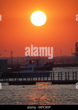 Queenborough, Kent, UK. 22. Mai, 2018. UK Wetter: Heute abend sonnenuntergang in Queenborough, Kent. Credit: James Bell/Alamy leben Nachrichten Stockfoto