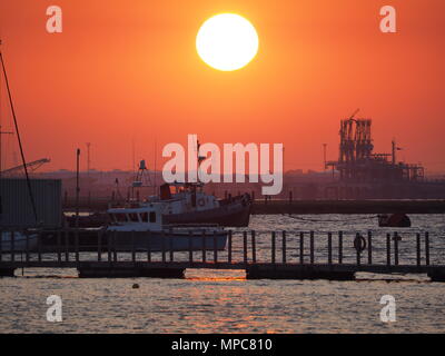 Queenborough, Kent, UK. 22. Mai, 2018. UK Wetter: Heute abend sonnenuntergang in Queenborough, Kent. Credit: James Bell/Alamy leben Nachrichten Stockfoto